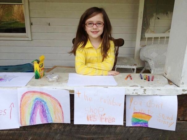 Эта девочка рисует радугу и раздаёт прохожим, чтобы поднять им настроение