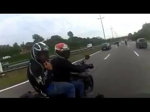 Как нужно бежать на мотоцикле от грабителей!  
