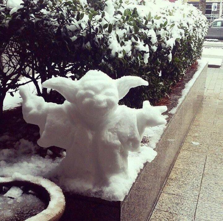 Йода из снега