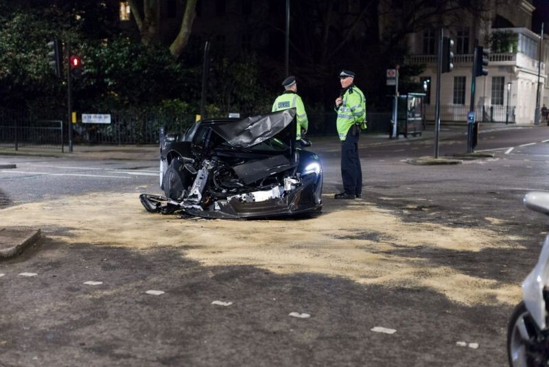 В Лондоне суперкар McLaren столкнулся Saab