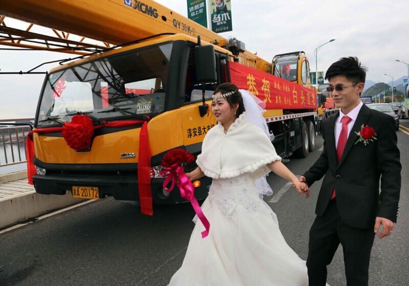 Очень необычный свадебный кортеж в Китае