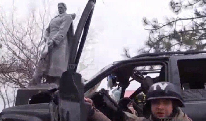 Памятник Героям ВОВ отомстил двоим боевикам из "Азова"