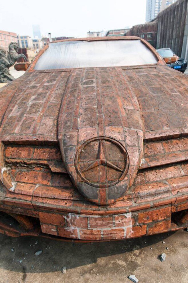 Mercedes-Benz из кирпича и цемента