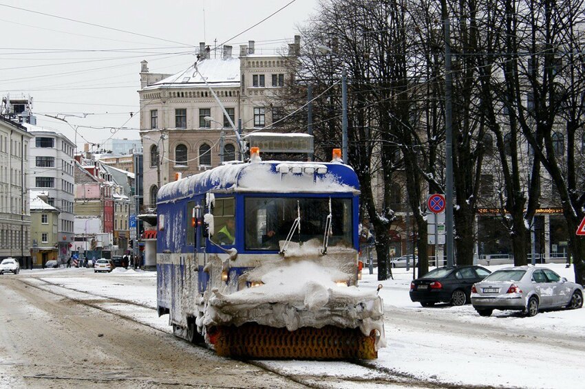 Снегочисты (Зима прошла, но март ещё впереди)