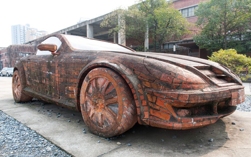 Китайский скульптор Дай Юн построил кирпичную копию автомобиля Mercedes Benz в городском парке Шанхая.