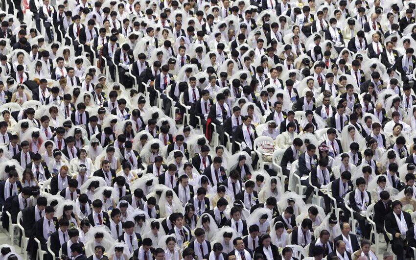 3800 пар со всего мира приняли участие в массовой свадебной церемонии в Церкви объединения в уезде Капхён, провинция Кён