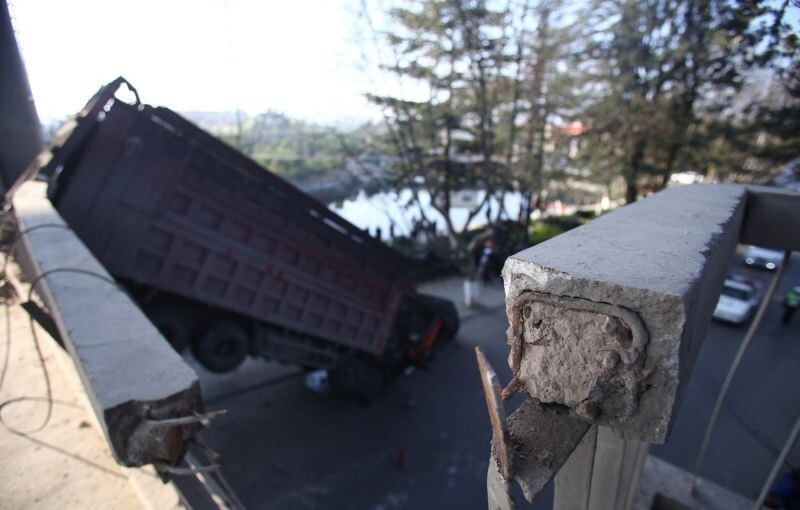 Водитель чудом остался жив после падения грузовика с моста