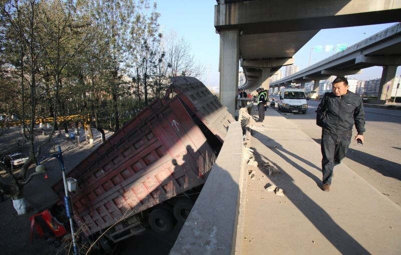Водитель чудом остался жив после падения грузовика с моста