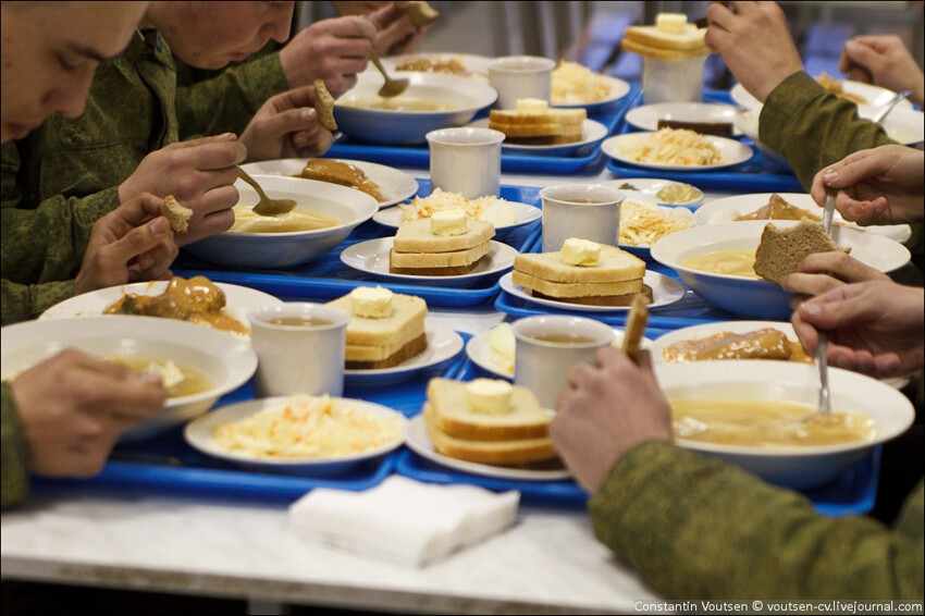 Минобороны будет выдавать еду военнослужащим по отпечаткам пальцев  