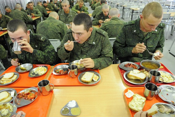Минобороны будет выдавать еду военнослужащим по отпечаткам пальцев  