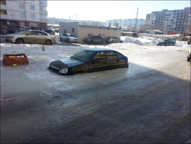 В Саратове Приора оказалась замурованной во льду