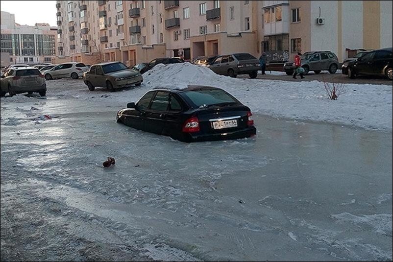 В Саратове Приора оказалась замурованной во льду