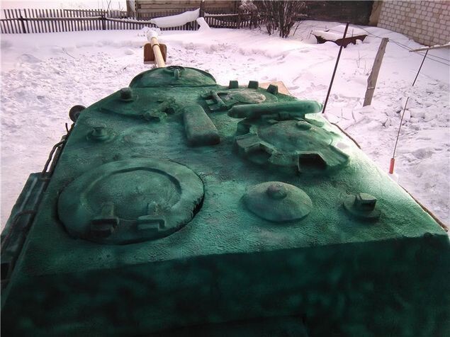 У снежного танка даже открывается люк.