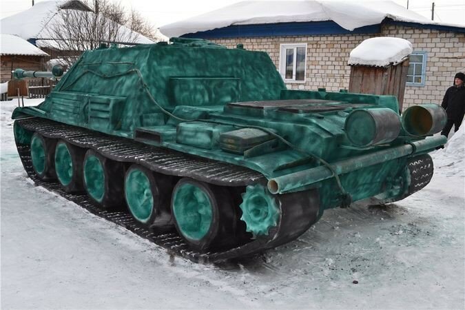 Сибирский студент слепил из снега «СУ 122-54 весом в 20 тонн