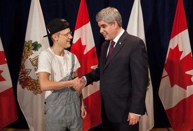 8. Премьер-министр Канады Джастин Бибер приветствует поп-идола подростков Стивена Харпера