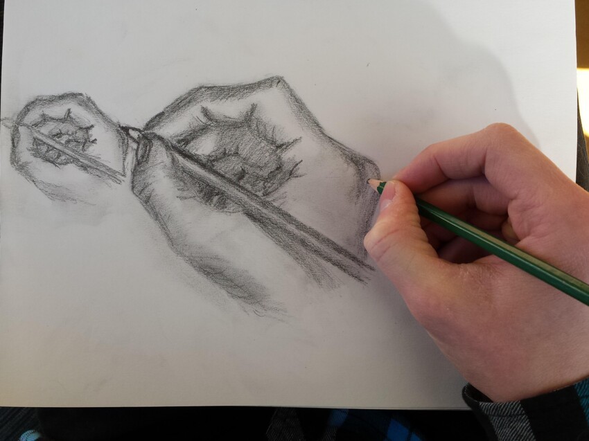 Рука рисует руку