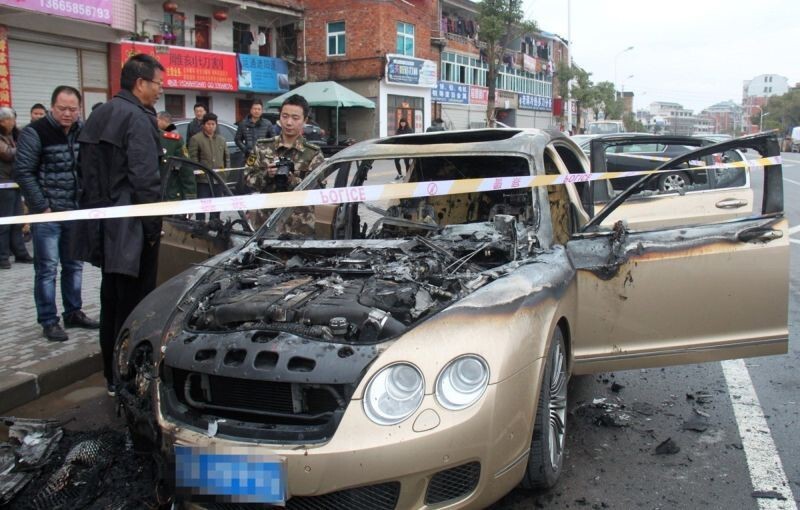 Золотистый Bentley сгорел в Китае