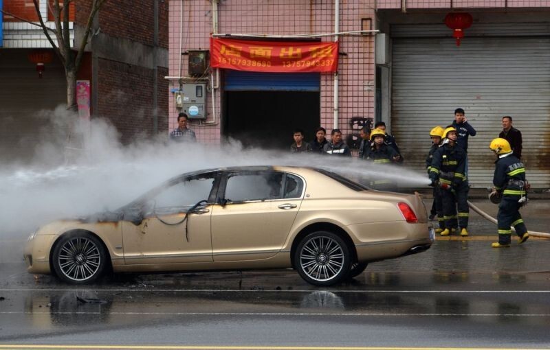 Золотистый Bentley сгорел в Китае