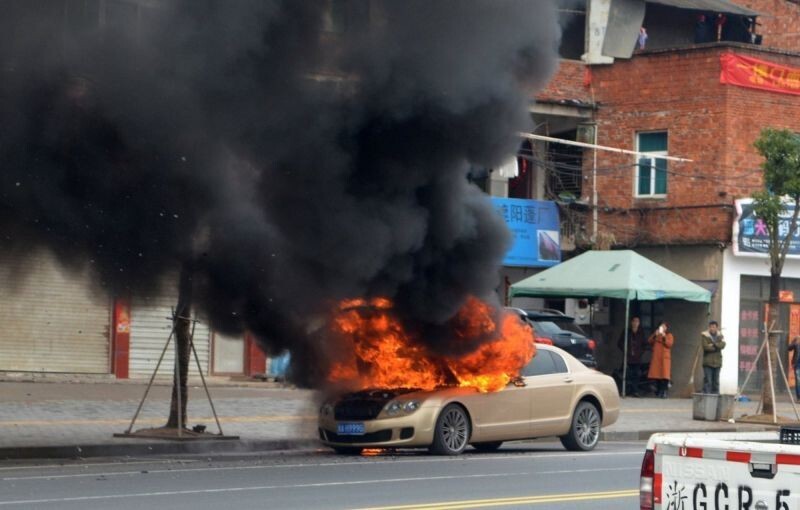 Золотистый Bentley сгорел в Китае