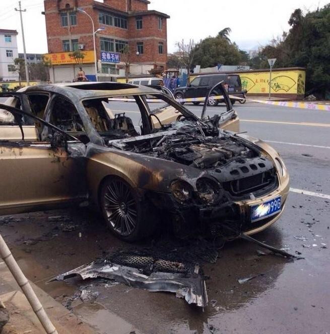 Золотистый Bentley сгорел в Китае