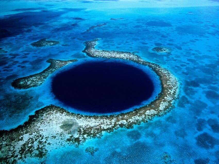 14. Белизский Барьерный риф. Большая голубая дыра. (Eric Pheterson)
