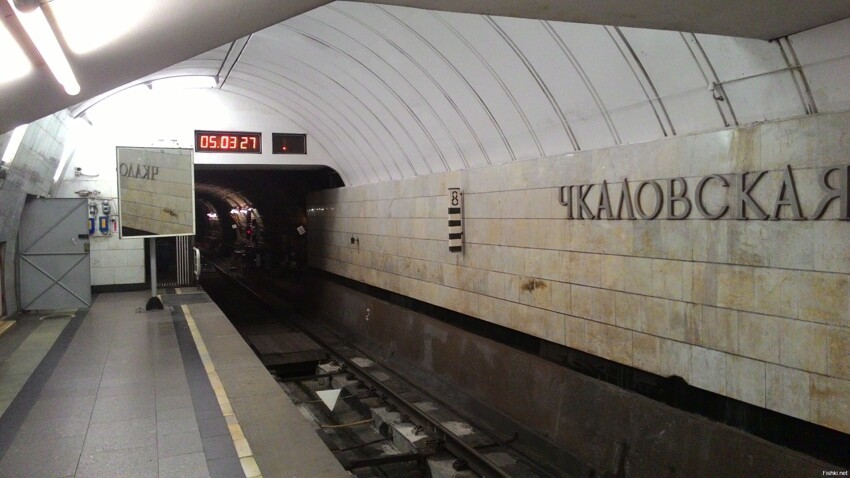 Московское метро в 5 утра, еще без пассажиров (станция Чкаловская)