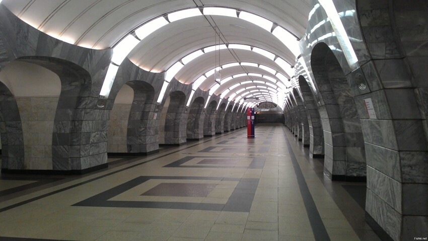 Московское метро в 5 утра, еще без пассажиров (станция Чкаловская)