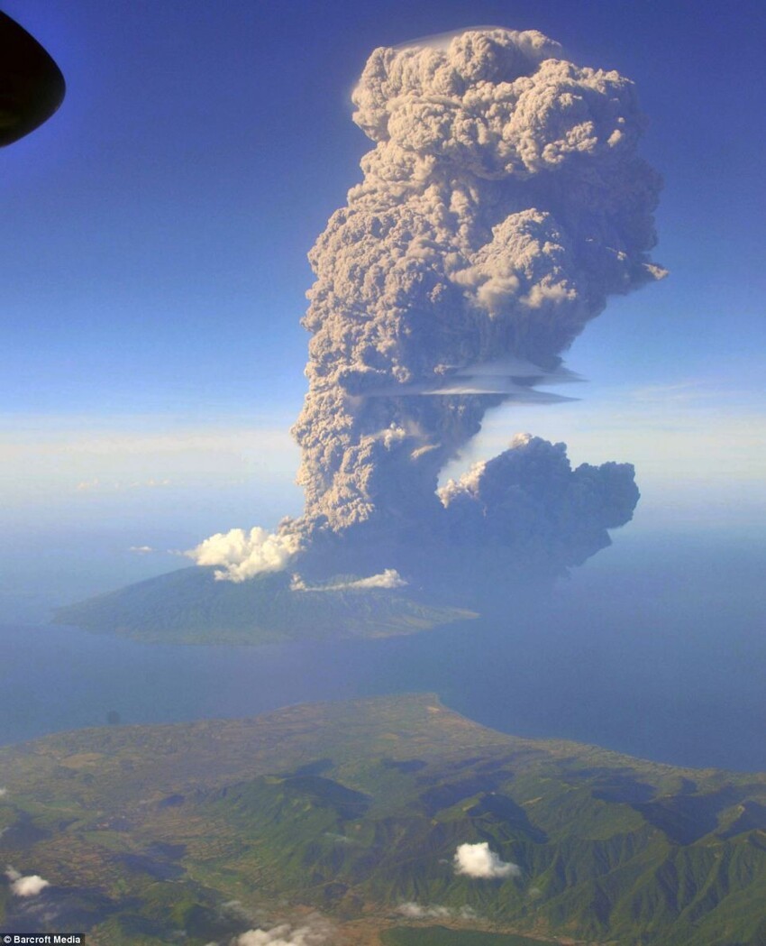 Фотограф с самолета снял многокилометровое облако пепла 