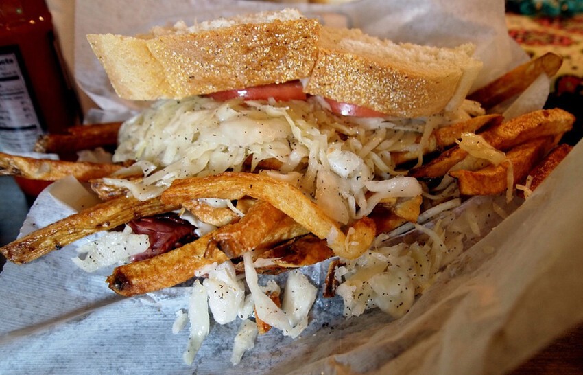 10. Где вы еще сможете купить сэндвич с картофелем фри и капустой?