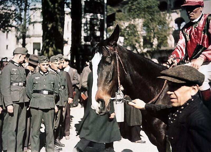 "Париж в оккупации 1941-44г". Эти фото поразили многих!