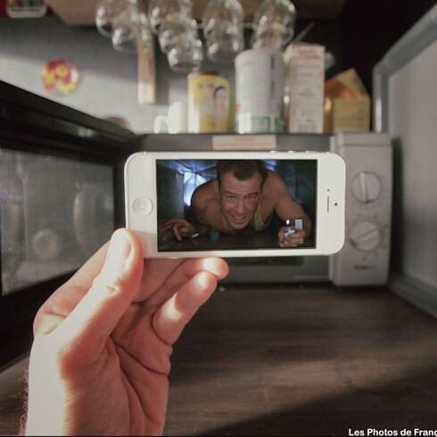 Фотограф с помощью телефона смешивает кино с реальной жизнью
