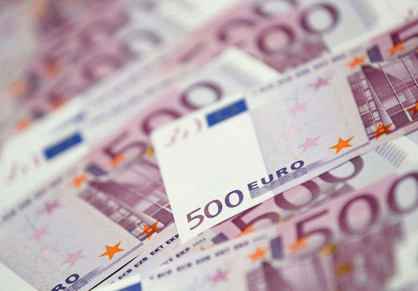 Евро упал ниже 67 рублей