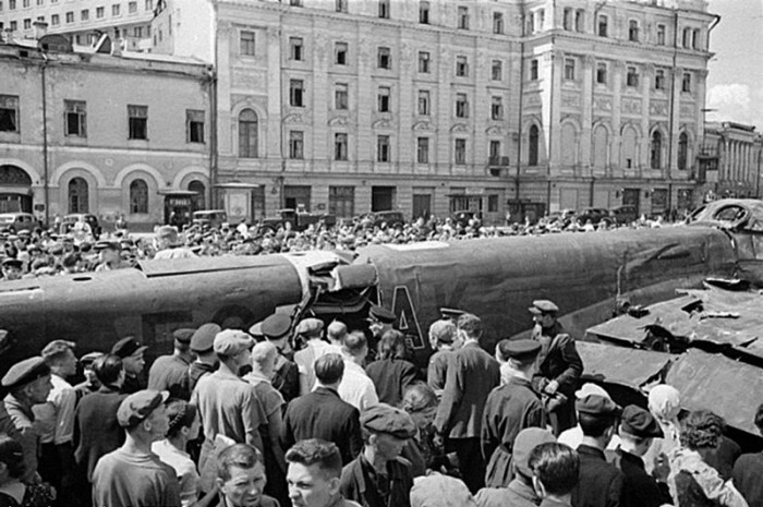 Страницы военной истории: фашистский самолёт в центре Москвы