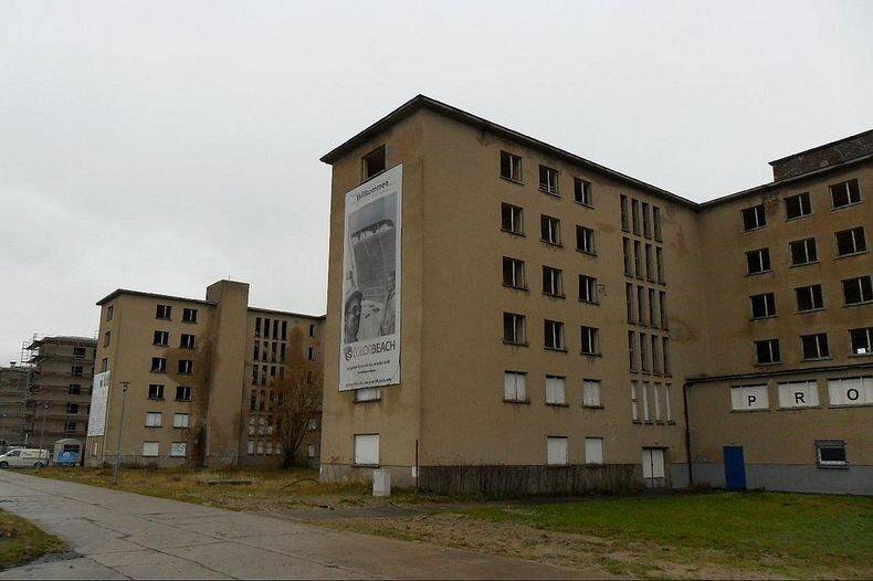 Обширный комплекс, рассчитанный на 20000 отдыхающих, был частью нацистской программы «Сила через Радость».