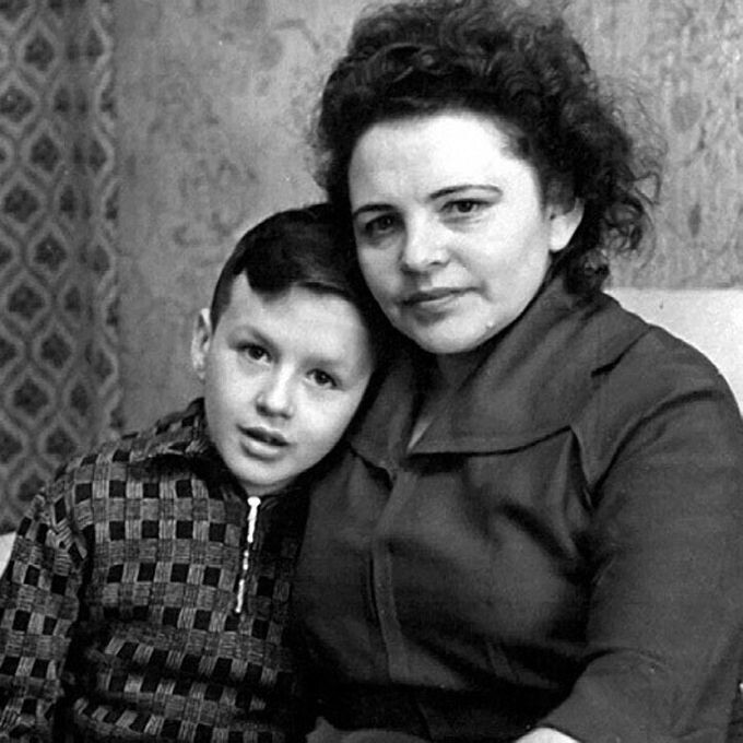 Саша Барыкин с мамой Александрой Георгиевной