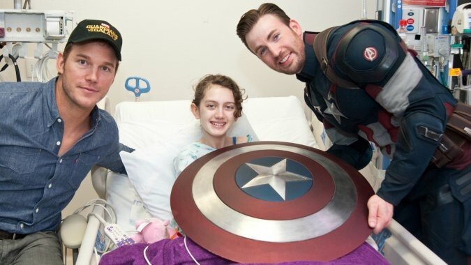 Супергеройский дуэт посетил еще одну детскую больницу