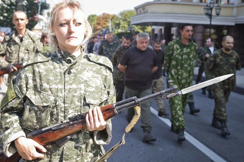 Ополченки ЛНР: Стыдно за желто-голубой флаг в паспорте