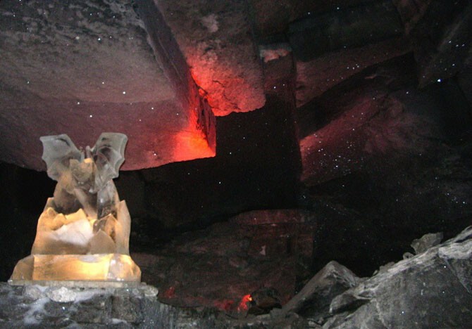 Кунгурская ледяная пещера .Свисающие каменные блоки в гроте Данте