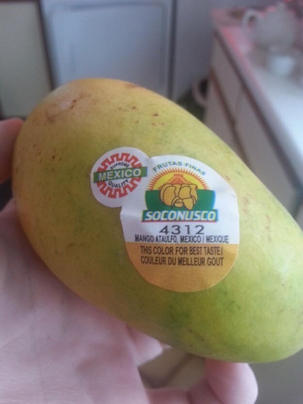 Наклейка на манго, которая показывает цвет, который должен быть у зрелого продукта