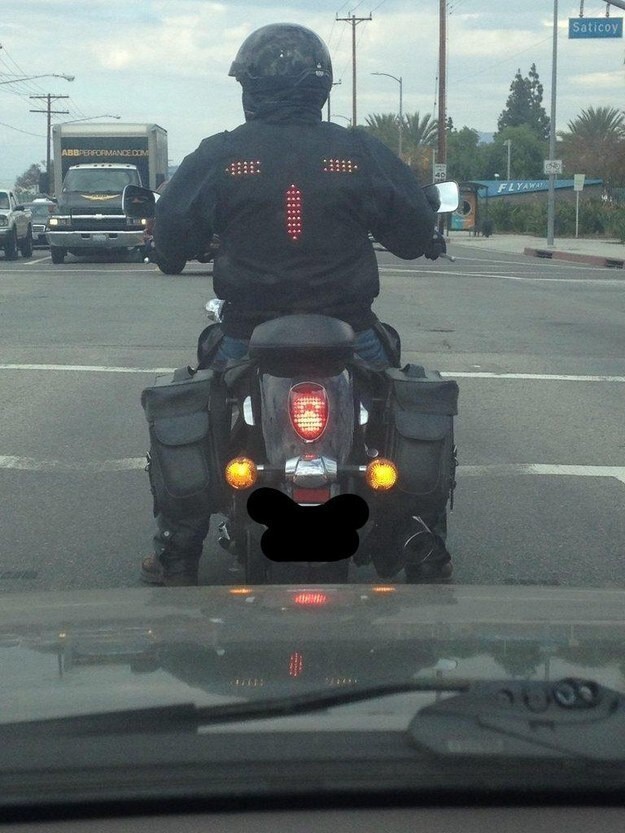 Куртка для байкеров со встроенными индикаторами поворотов