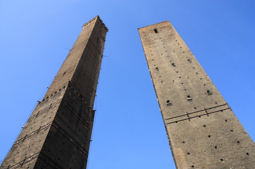 Качающиеся башни. Болонья. Италия