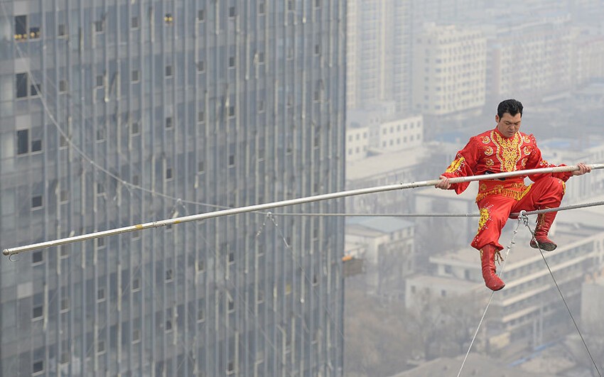 Саимаити Эйшан прошёлся по канату на высоте 190 метров над землёй во время шоу в китайском городе Тайюань.