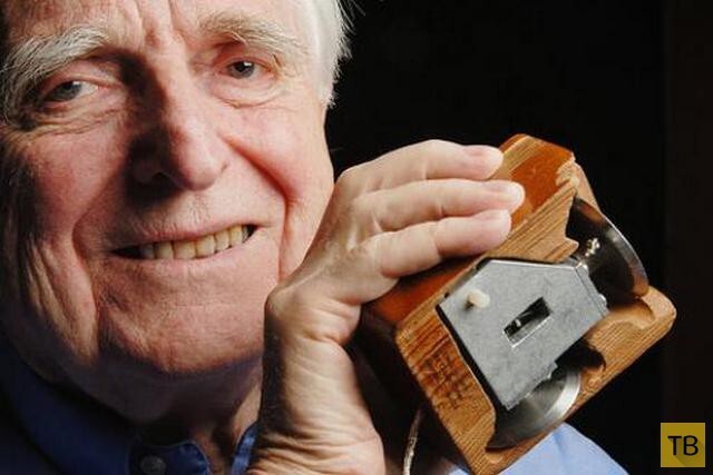 Дуг Энгельбарт (Doug Engelbart) сделал первую компьютерную мышь в 1964 году из дерева.