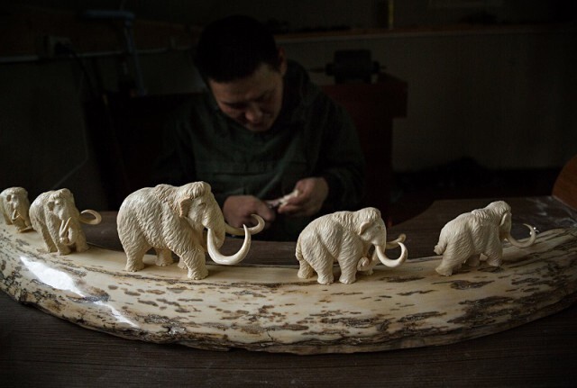 Скульптурные фигурки из мамонтовых бивней 