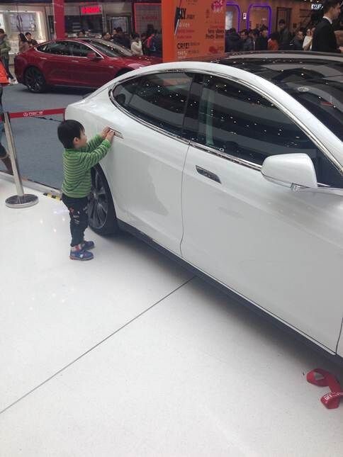 Ребенок на автомобиле Tesla сбил беременную женщину 