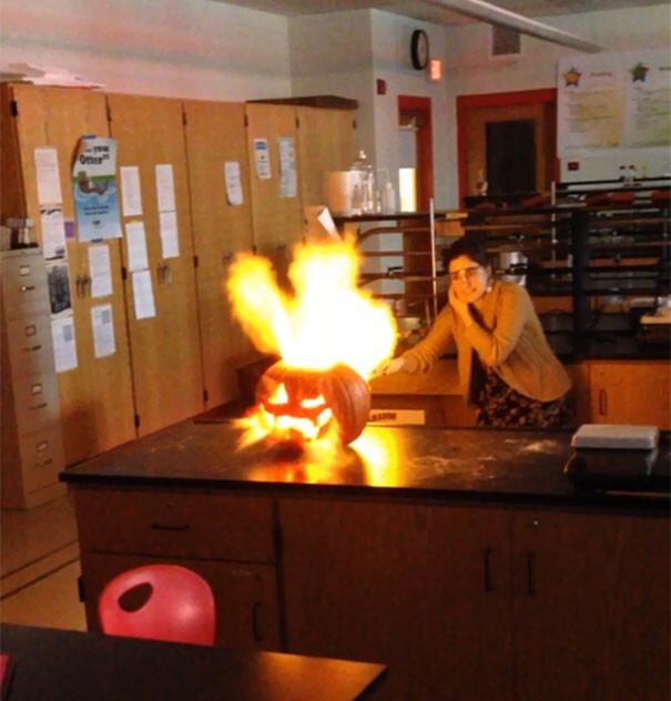 21. Преподаватель химии каждый год на Хэллоуин устраивает взрыв тыквы 
