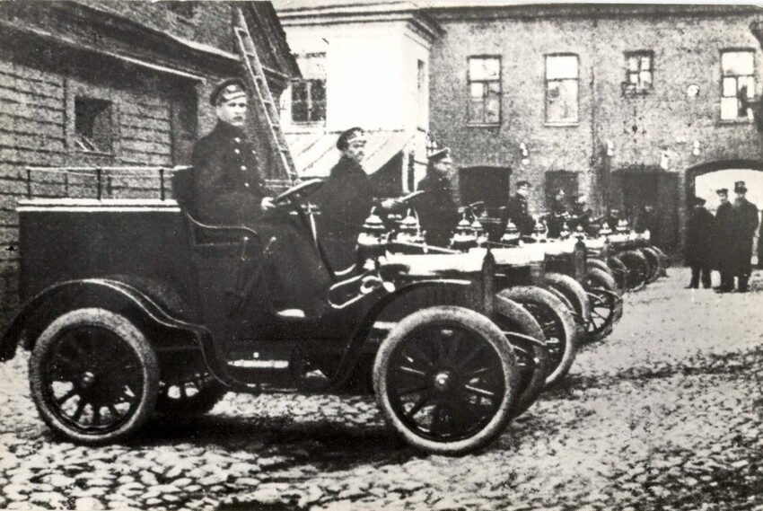 Почтовый автомобиль завода "Лесснер". 1905 год.