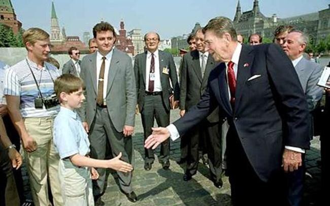 22. Владимир Путин (слева за мальчиком)