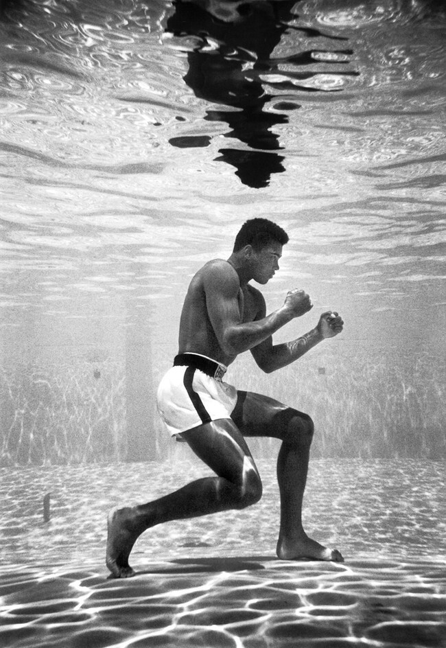 8. Мохаммед Али (тогда Кассиус Клей) обучение в бассейне в отеле Sir John, Майами, 1961
