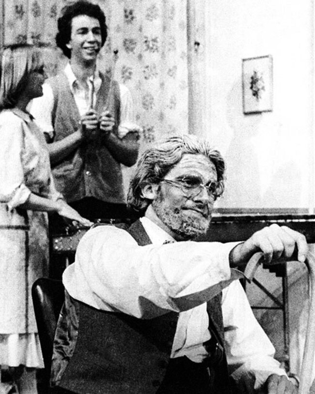 9. Стив Карелл в студенческой театральной постановке, 1980